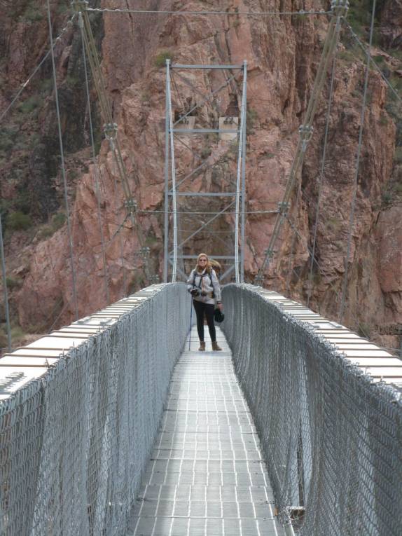 Cruzando ponte sobre o rio Colorado, no fundo do Grand Canyon, no Arizona, nos Estados Unidos